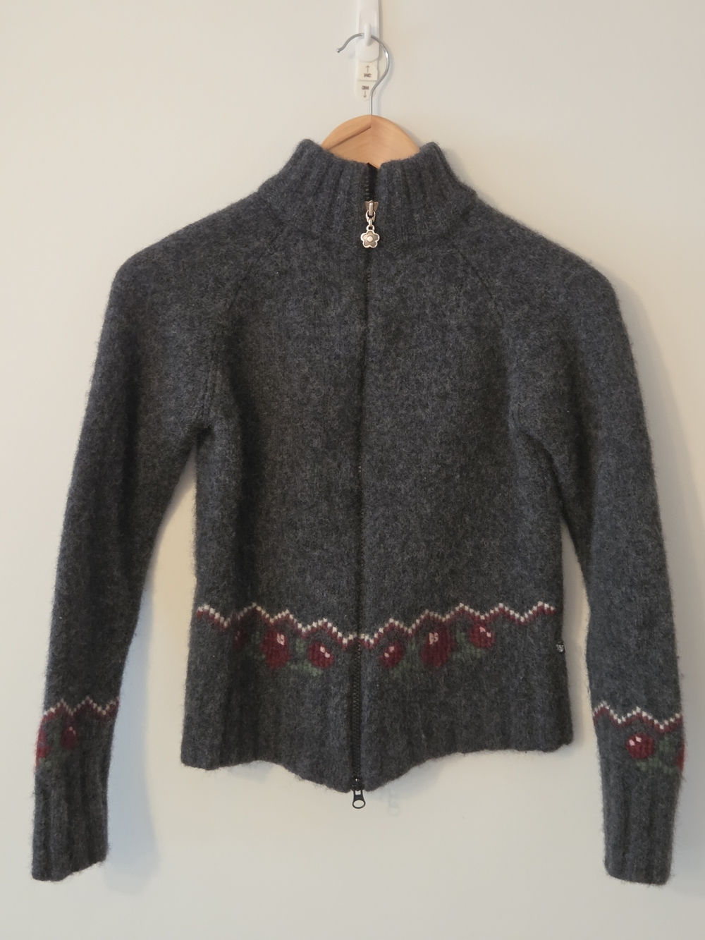 Simons 90s Charcoal Gray Zip-Front Wool Sweater with Berry Accent